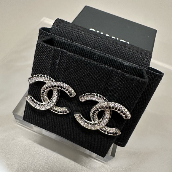 SALE💥Chanel Authentic Large Black, Silver, Rhinestone earrings. - Picture 4 of 8